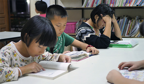 children at Bahn Ruam Jai doing homework